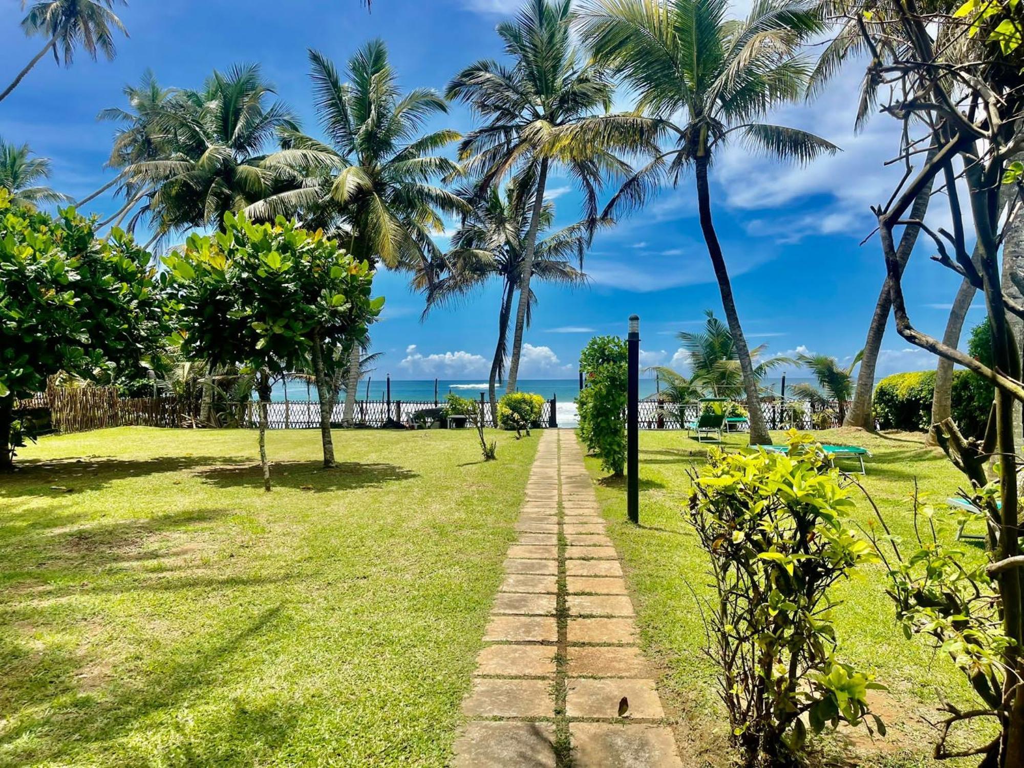 Amaya Beach Hotel Dikwella Exterior photo
